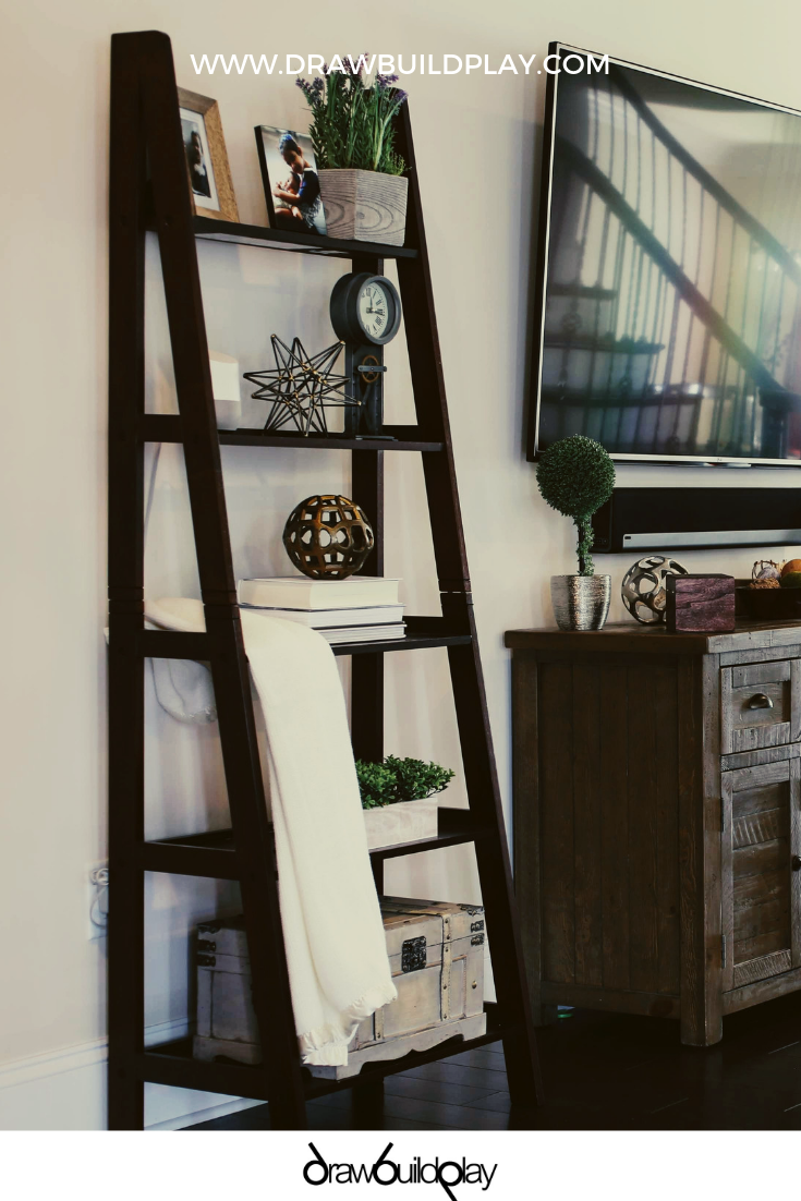 Get this Farmhouse Ladder Decor Style that incorporates elements of Hygge for your living room. #farmhouse #ladder-decor #hygge #leaning-shelf #livingroom